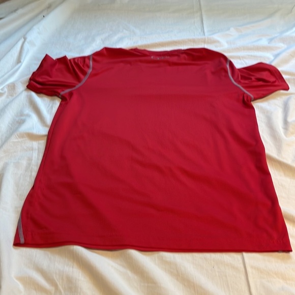 Under Armour Red Heat Gear Fitted Athletic Shirt. Medium - Picture 5 of 6